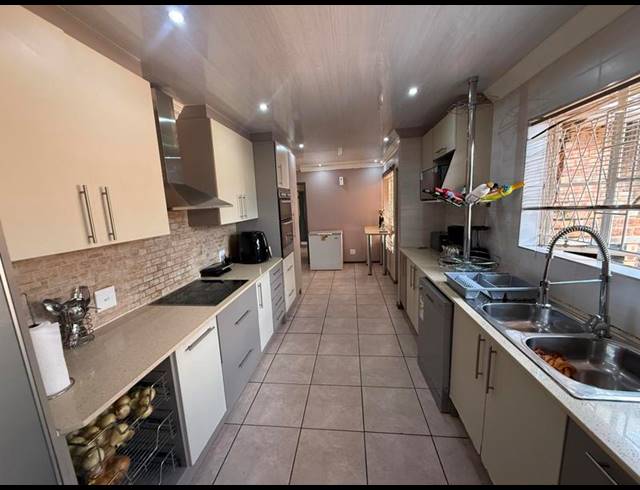 6 BEDROOM HOUSE FOR SALE IN THE REEDS